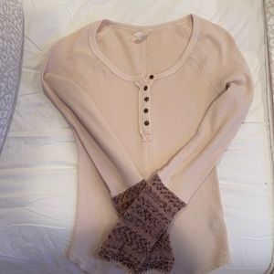 Free people long sleeve waffle shirt in size xs. Design on bottom of sleeves!